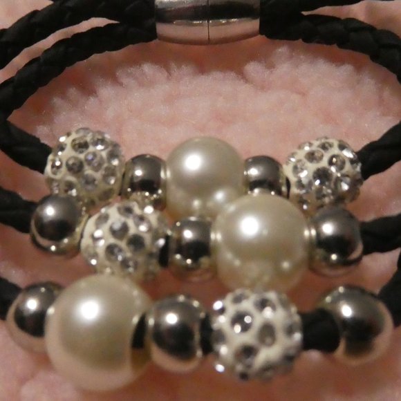 Magnetic Fastened Triple Loop Beaded Bracelet - Picture 2 of 8